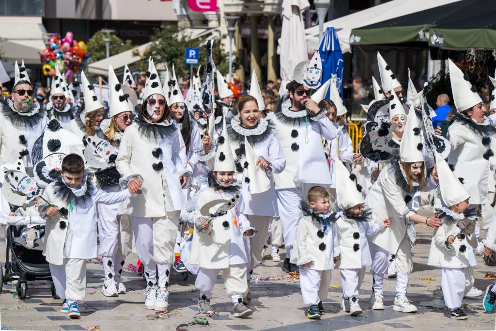 ΠΑΤΡΑ: Δείτε τα "καρναβαλικά πρόσωπα" του Κώστα Σίνη από την παρέλαση των μικρών - ΔΕΚΑΔΕΣ ΦΩΤΟ