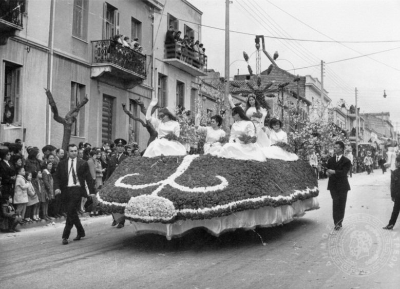 ΔΕΙΤΕ ΕΚΠΛΗΚΤΙΚΕΣ ΦΩΤΟ: Τα άνθινα άρματα του Πατρινού Καρναβαλιού από το 1930 μέχρι και την δεκαετία '70