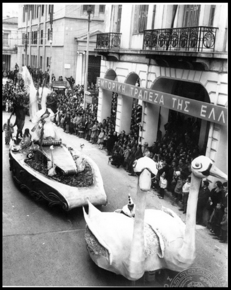 ΔΕΙΤΕ ΠΟΛΛΑ ΑΡΜΑΤΑ από τις παρελάσεις του Πατρινού Καρναβαλιού... εδώ και 70 χρόνια! ΦΩΤΟ