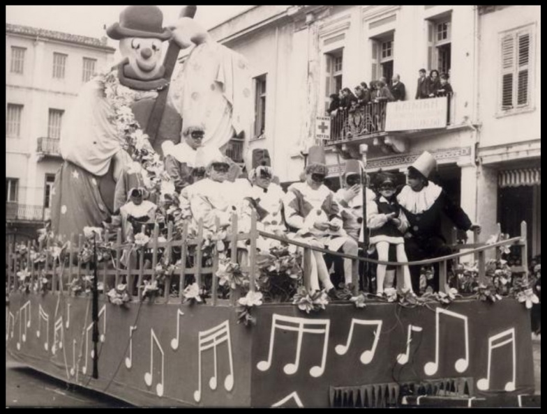 ΔΕΙΤΕ ΠΟΛΛΑ ΑΡΜΑΤΑ από τις παρελάσεις του Πατρινού Καρναβαλιού... εδώ και 70 χρόνια! ΦΩΤΟ