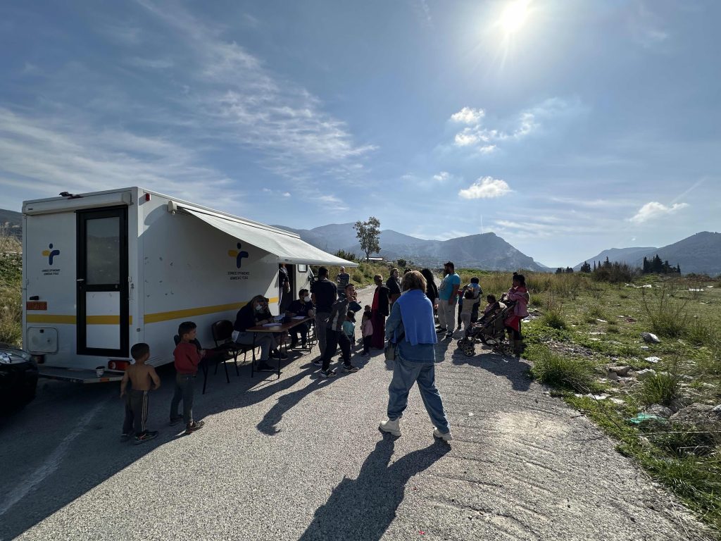 Εμβολιασμός παιδιών Ρομά για την ιλαρά, από το Κέντρο Κοινότητας Δήμου Πατρέων, με τον ΕΟΔΥ