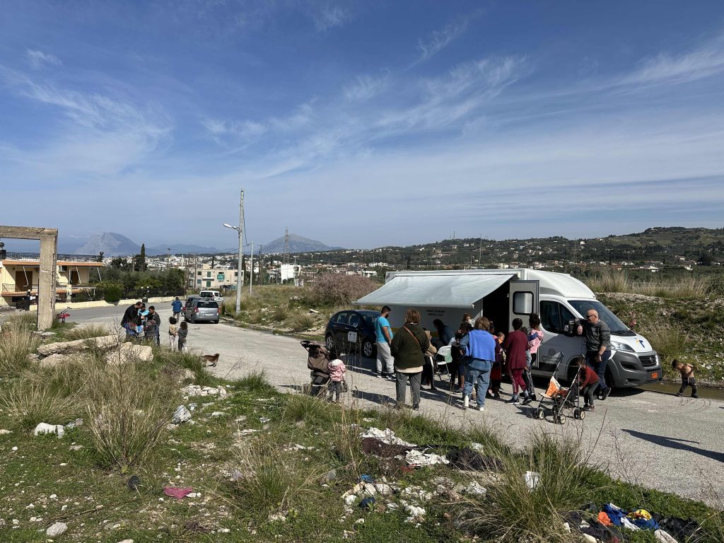 Εμβολιασμός παιδιών Ρομά για την ιλαρά, από το Κέντρο Κοινότητας Δήμου Πατρέων, με τον ΕΟΔΥ