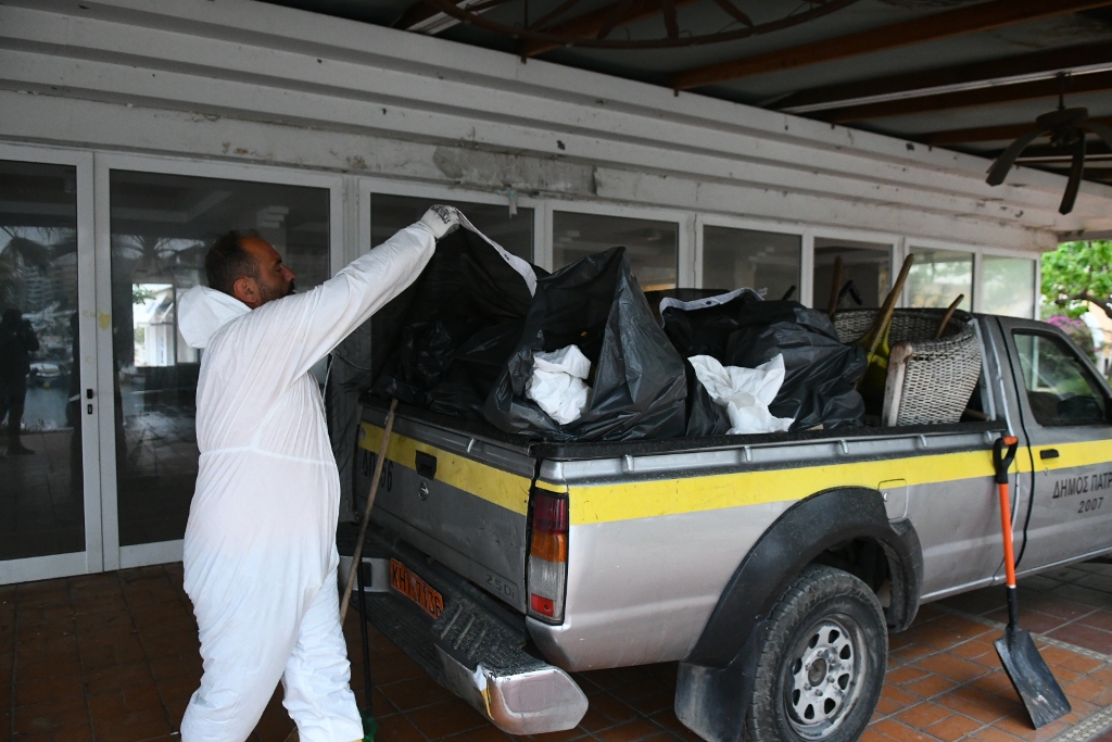 Καθάρισαν τη "Μαρίνα" Εργαζόμενοι του τομέα Καθαριότητας του Δήμου Πατρέων - ΦΩΤΟ