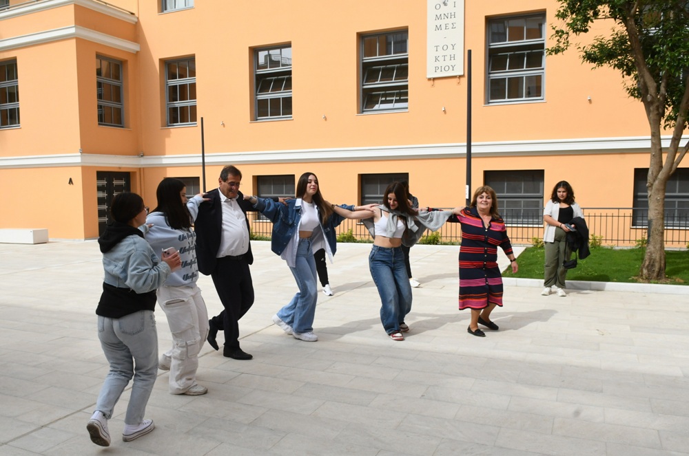 ΠΑΤΡΑ: Ο Δήμαρχος υποδέχθηκε μαθητές από το Κιλκίς και χόρεψε Ποντιακά - ΦΩΤΟ