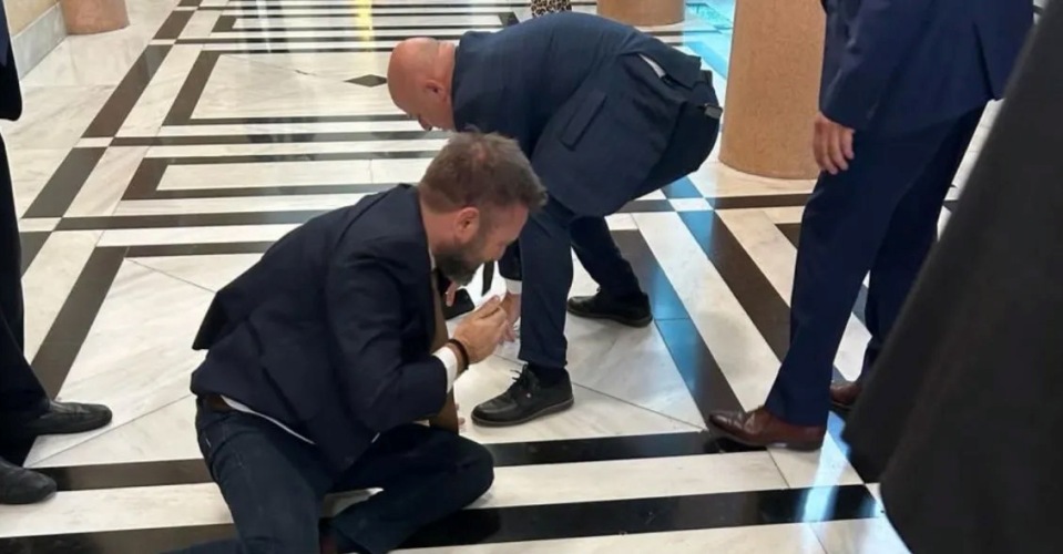 ΔΕΙΤΕ ΤΙΣ ΦΩΤΟ: Πώς κατέληξε στο πάτωμα χτυπημένος ο Πατρινός βουλευτής! Τον γρονθοκόπησε πρώην "Σπαρτιάτης"