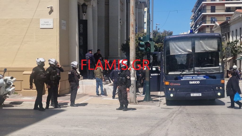 ΠΑΤΡΑ: "Αστακός" το Δικαστικό Μέγαρο - Στον Εισαγγελέα 25 άτομα - Αφέθησαν ελεύθεροι