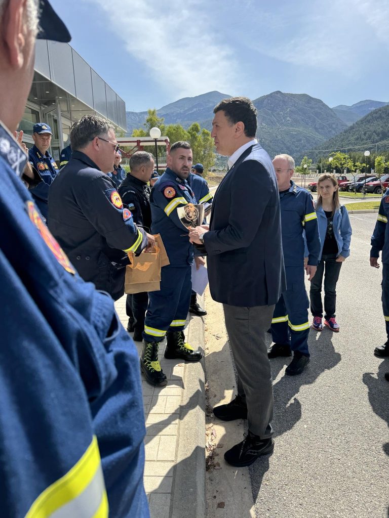 ΠΑΤΡΑ: Συνάντηση εθελοντών Πυροσβεστών με τον υπουργό! ΦΩΤΟ