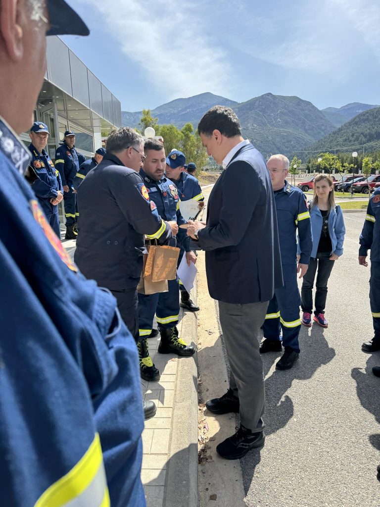ΠΑΤΡΑ: Συνάντηση εθελοντών Πυροσβεστών με τον υπουργό! ΦΩΤΟ