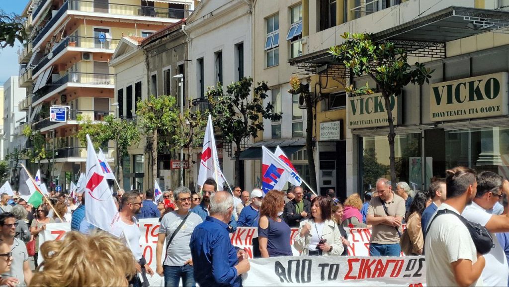 ΠΑΤΡΑ: Μεγάλη η συμμετοχή στην Πρωτομαγιάτικη απεργία - Το ΠΑΣΟΚ... με δικό του πανό - ΦΩΤΟ