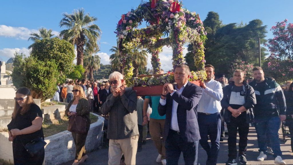 ΠΑΤΡΑ: Κατάμεστοι οι Ιεροί Ναοί για τις περιφορές των Επιταφίων! ΦΩΤΟ ΚΑΙ ΒΙΝΤΕΟ