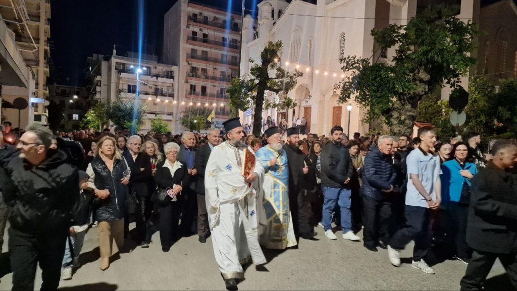 ΔΕΙΤΕ ΦΩΤΟ ΚΑΙ ΒΙΝΤΕΟ: Η περιφορά του Επιταφίου στον Ι.Ν. Αγ. Διονυσίου Πατρών