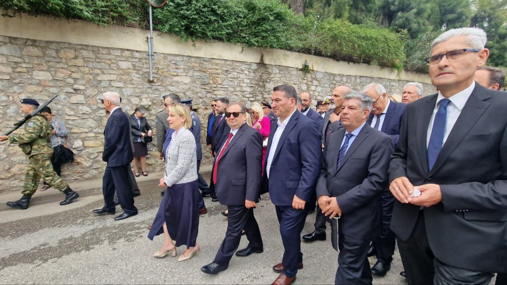 ΔΕΙΤΕ ΠΟΛΛΕΣ ΦΩΤΟ: Με μεγαλοπρέπεια οι εκδηλώσεις στο Αίγιο για την Παναγία Τρυπητή! Κανένα συμβάν μεταξύ Αλεξοπούλου και Αμβροσίου