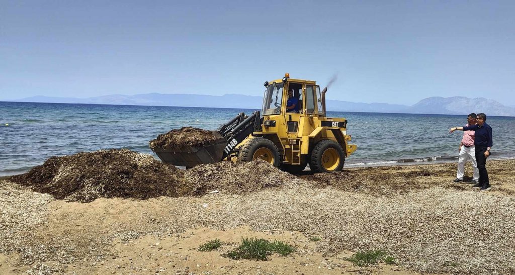 Αυτοψία Γρηγόρη Αλεξόπουλου στις εργασίες καθαρισμού των παραλιών του Δήμου Δυτικής Αχαΐας