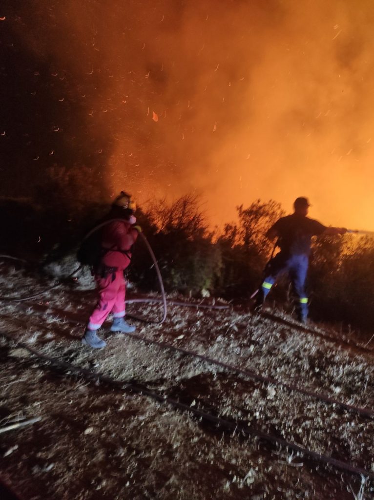 ΑΧΑΪΑ: ΦΩΤΟ: Οι εθελοντές Σαμαρείτες – Διασώστες στην πρώτη γραμμή της μάχης με τις φλόγες