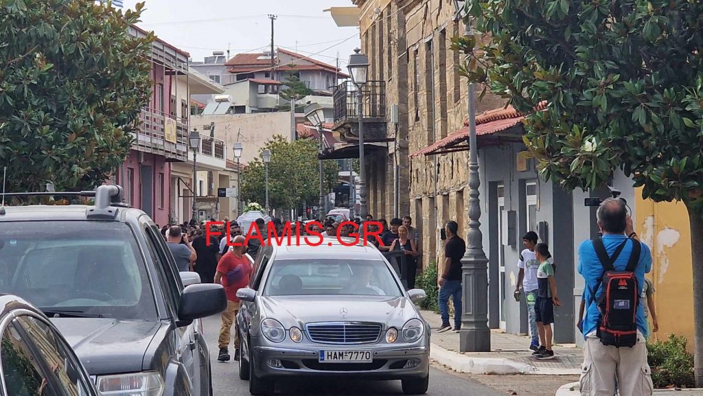 Με τσιγγάνικα τραγούδια θρήνου η πομπή για την κηδεία της 11χρονης Βασούλας (Βίντεο)