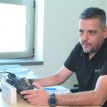 Μάτι: Πυρόπληκτος που γλίτωσε από την φονική πυρκαγιά βοηθάει την πυροσβεστική (βίντεο)