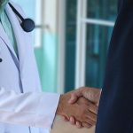 Ιδιώτες γιατροί που δεν πάνε στο ΕΣΥ: Ένσταση αντισυνταγματικότητας κατά των “ποινών” τους