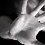 Καταγγελία: Απειλούσε τη σύντροφό του με όπλο και προσπάθησε να την πνίξει