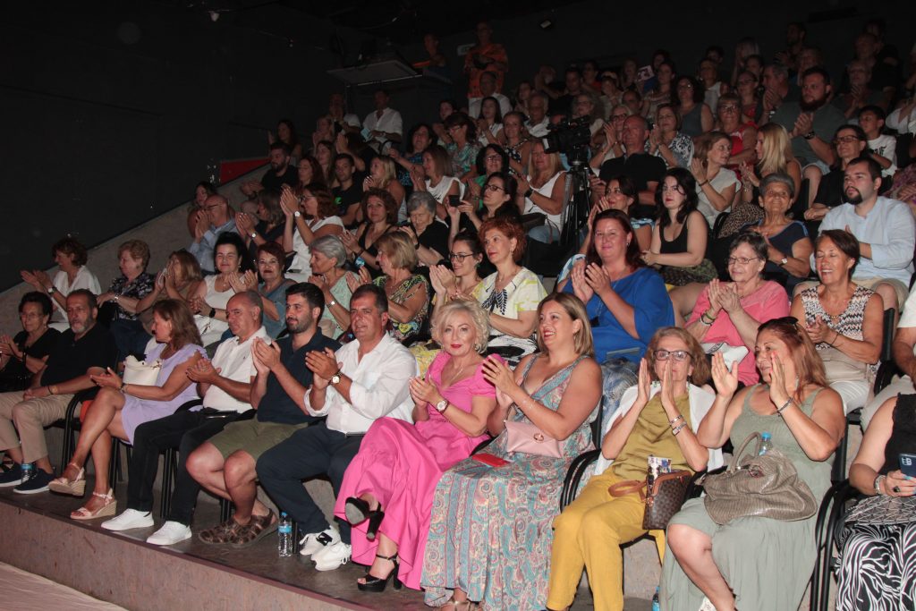 Η θεατρική ομάδα "επί σκηνής" του Συλλόγου Καλαβρυτινών και φίλων Πάτρας παρουσίασε τις ΕΚΚΛΗΣΙΑΖΟΥΣΕΣ του Αριστοφάνη
