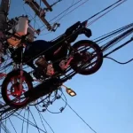 Πώς βρέθηκε μία μοτοσικλέτα στα καλώδια ηλεκτρισμού; ΑΠΙΣΤΕΥΤΟ