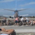 Τρομακτικό βίντεο από απογείωση θρίλερ στη Σκιάθο – Αγνοούν τις προειδοποιήσεις οι τουρίστες