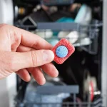 6 άγνωστες χρήσεις της ταμπλέτας πλυντηρίου στην καθαριότητα της κουζίνας μας