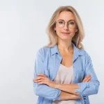 «Είμαι 60 ετών αλλά μείωσα την βιολογική μου ηλικία στα 35 με 4 απλές κινήσεις» – Μια γυναίκα αποκαλύπτει το μυστικό της νεότητάς της