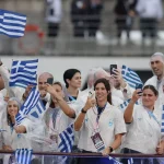 Αντιδρούν οι Έλληνες σχεδιαστές για τις στολές των αθλητών στο Παρίσι: «Να έχεις τον Αντετοκούνμπο και να τον ντύνεις έτσι;»