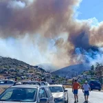 Μαίνεται η φωτιά στην Εύβοια - Νέο 112 για εκκένωση, ανάμεσα σε τρεις οικισμούς το πύρινο μέτωπο