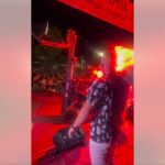 ΒΙΝΤΕΟ: Γιώργος Βελισσάρης: Η στιγμή που του πετάνε 100 κιλά γαρύφαλλα με κλαρκ σε πανηγύρι στη Λακωνία