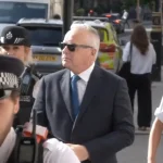 Βρετανία: Ένοχος για κατηγορίες περί παιδικής πορνογραφίας δήλωσε o πρώην παρουσιαστής του BBC, Χιου Έντουαρντς