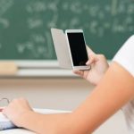 Ποια είναι η σωστή ηλικία για το πρώτο smartphone στα παιδιά – Τι πρέπει να γνωρίζουν οι γονείς