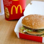 McDonald’s: Ο κόσμος περιόρισε τα Big Mac – Πρώτη πτώση πωλήσεων από το 2020