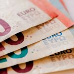 Xριστουγεννιάτικες ενισχύσεις εξετάζει η κυβέρνηση – Ποιοι θα είναι οι δικαιούχοι