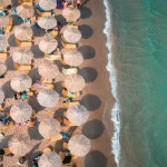 MyCoast: Από τη μάχη της πετσέτας φθάσαμε στο άλλο άκρο, στο κυνήγι της ξαπλώστρας