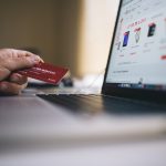 Ψάχνουν αδήλωτο χρήμα σε αγορές μέσω PayPal