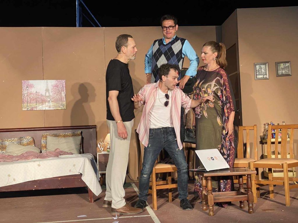 Πολιτιστική "πνοή" στο Δήμο Δυτικής Αχαΐας – Καταχειροκροτήθηκε η θεατρική παράσταση «Στους 2 τρίτος… χωρεί» στα Λουσικά 