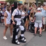 Ολυμπιακοί Αγώνες: Παραπληγικός αθλητής περπάτησε ξανά με εξωσκελετό και μετέφερε την Φλόγα - Δείτε βίντεο