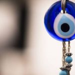 4 στους 10 πιστεύουμε… στο «κακό μάτι»!