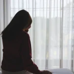 Πρώην στρατιωτικός κατηγορείται ότι κυνήγησε την αδερφή του με μαχαίρι και το πέταξε στην πλάτη της
