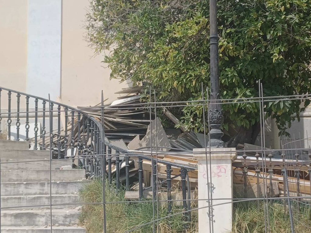 ΚΙΝΔΥΝΟΣ ΦΩΤΙΑΣ ΣΤΟ ΠΑΛΑΙΟ ΔΗΜΟΤΙΚΟ ΝΟΣΟΚΟΜΕΙΟ: Περιμετρικά υπάρχουν ξερά χόρτα και σκουπίδια! ΦΩΤΟ