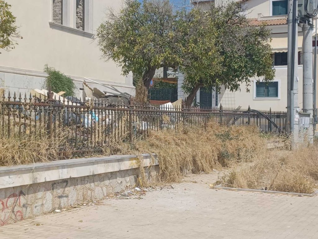 ΚΙΝΔΥΝΟΣ ΦΩΤΙΑΣ ΣΤΟ ΠΑΛΑΙΟ ΔΗΜΟΤΙΚΟ ΝΟΣΟΚΟΜΕΙΟ: Περιμετρικά υπάρχουν ξερά χόρτα και σκουπίδια! ΦΩΤΟ