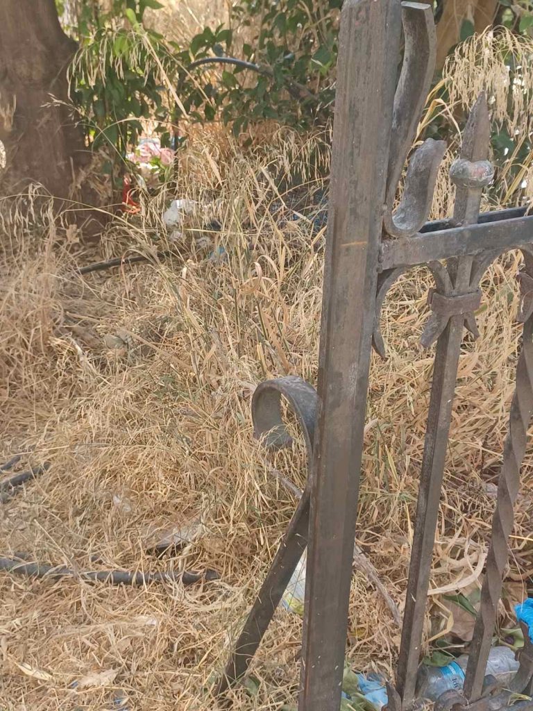 ΚΙΝΔΥΝΟΣ ΦΩΤΙΑΣ ΣΤΟ ΠΑΛΑΙΟ ΔΗΜΟΤΙΚΟ ΝΟΣΟΚΟΜΕΙΟ: Περιμετρικά υπάρχουν ξερά χόρτα και σκουπίδια! ΦΩΤΟ