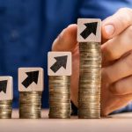 Αυξήσεις έως 5% στους μισθούς φέρνει το 2025 – Σε δημόσιο και ιδιωτικό τομέα