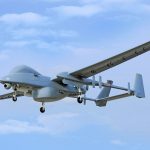 Η αποτυχία των συστημάτων αντι-drone του Ισραήλ λοιπόν, να προστατέψουν αποτελεσματικά από τα drones της Χεζμπολάχ μπορεί να αποδοθεί σε διάφορους παράγοντες: Αιφνιδιαστική Επίθεση: Οι επιθέσεις με drones συχνά εκτελούνται αιφνιδιαστικά, κάνοντας δύσκολη την άμεση απόκριση. Η Χεζμπολάχ μπορεί να σχεδιάσει επιθέσεις με τρόπους που δυσκολεύουν την έγκαιρη ανίχνευση και αντιμετώπιση από τα αμυντικά συστήματα του Ισραήλ. Πλήθος και Διασπορά: Αν οι επιθέσεις πραγματοποιούνται με μεγάλο αριθμό drones ταυτόχρονα, τα συστήματα αναχαίτισης μπορεί να υπερφορτωθούν. Η τακτική της κορεσμού μπορεί να υπερβεί την ικανότητα του συστήματος να αντιμετωπίσει όλες τις απειλές ταυτόχρονα. Προσαρμοστικότητα των Drones: Τα drones της Χεζμπολάχ μπορεί να είναι εξοπλισμένα με τεχνολογίες που τα καθιστούν δύσκολα ανιχνεύσιμα ή να είναι σχεδιασμένα για να πετούν σε χαμηλά ύψη, αποφεύγοντας τα ραντάρ και τους αισθητήρες των συστημάτων αεράμυνας. Τεχνολογικές Αδυναμίες: Παρά τις προηγμένες τεχνολογίες, κανένα σύστημα δεν είναι απολύτως αλάνθαστο. Υπάρχουν πάντα πιθανότητες τεχνικών δυσλειτουργιών ή ανεπαρκούς απόδοσης σε συγκεκριμένες συνθήκες. Εξελισσόμενες Απειλές: Οι απειλές από drones εξελίσσονται συνεχώς, με νέες τακτικές και τεχνολογίες να αναδύονται συνεχώς. Η Χεζμπολάχ μπορεί να χρησιμοποιεί νέες μεθόδους ή τεχνολογίες που δεν είχαν προβλεφθεί ή δοκιμαστεί από τα ισραηλινά συστήματα. Ανθρώπινος Παράγοντας: Η επιτυχία των αμυντικών συστημάτων εξαρτάται επίσης από την ανθρώπινη απόκριση και λήψη αποφάσεων. Λανθασμένες εκτιμήσεις ή καθυστερήσεις στην αντίδραση μπορούν να επηρεάσουν την αποτελεσματικότητα της άμυνας. Περιβαλλοντικές Συνθήκες: Οι καιρικές συνθήκες και το περιβάλλον μπορούν επίσης να επηρεάσουν την απόδοση των συστημάτων ανίχνευσης και αναχαίτισης. Η περιορισμένη ορατότητα ή παρεμβολές μπορεί να μειώσουν την ικανότητα εντοπισμού των drones. Η ασπίδα του Ισραήλ, όπως το Iron Dome, έχει αποδειχθεί εξαιρετικά αποτελεσματική στην αντιμετώπιση πυραύλων και ρουκετών, όμως δεν είναι εξίσου αποτελεσματική κατά των drones. Αυτό οφείλεται σε διάφορους λόγους: Μέγεθος και Ταχύτητα των Drones: Τα drones είναι συνήθως μικρότερα και πιο αργά από τους πυραύλους και τις ρουκέτες. Αυτό τα καθιστά δυσκολότερα στον εντοπισμό και την παρακολούθηση από τα ραντάρ και τους αισθητήρες των συστημάτων αντιπυραυλικής άμυνας. Ευελιξία: Τα drones έχουν την ικανότητα να κινούνται πιο ευέλικτα και να αλλάζουν κατεύθυνση γρήγορα. Αυτή η ευελιξία δυσκολεύει την προβολή της πορείας τους και καθιστά πιο δύσκολη την αναχαίτισή τους από τα συστήματα άμυνας που είναι σχεδιασμένα για πιο προβλέψιμες απειλές. Χαμηλό Ύψος Πτήσης: Τα drones μπορούν να πετούν σε πολύ χαμηλά ύψη, κοντά στο έδαφος, αποφεύγοντας έτσι την ανίχνευση από τα ραντάρ που είναι ρυθμισμένα να εντοπίζουν υψηλότερες απειλές. Η ανίχνευση και η αναχαίτιση τέτοιων στόχων απαιτεί διαφορετικές τεχνολογίες και αισθητήρες. Οικονομική Απόδοση: Η χρήση πυραύλων αναχαίτισης κατά των drones μπορεί να μην είναι οικονομικά αποδοτική. Οι πύραυλοι αναχαίτισης είναι ακριβοί, ενώ τα drones μπορεί να είναι φθηνότερα και να κατασκευάζονται σε μεγάλους αριθμούς, καθιστώντας την αντιμετώπισή τους με τον παραδοσιακό τρόπο λιγότερο βιώσιμη. Τεχνολογία και Πόλεμος: Η τεχνολογία των drones εξελίσσεται ραγδαία, καθιστώντας την ανίχνευση και την αναχαίτιση τους μια συνεχή πρόκληση. Νέες τεχνολογίες απαιτούν συνεχή προσαρμογή και αναβάθμιση των αμυντικών συστημάτων. Advertisement Το Ισραήλ έχει αναπτύξει και συνεχίζει να αναπτύσσει αντίστοιχα συστήματα για την αντιμετώπιση των εχθρικών drones. Ορισμένα από αυτά τα συστήματα περιλαμβάνουν: Drone Dome: Το Drone Dome είναι ένα ολοκληρωμένο σύστημα ανίχνευσης, αναχαίτισης και εξουδετέρωσης drones. Χρησιμοποιεί ραντάρ, ηλεκτροοπτικούς αισθητήρες, και παρεμβολείς (jammers) για να εντοπίσει και να εξουδετερώσει εχθρικά drones πριν αυτά αποτελέσουν απειλή. Το σύστημα μπορεί να καταρρίψει drones είτε μέσω ηλεκτρονικών παρεμβολών είτε με τη χρήση λέιζερ. Sky Sonic: Αυτό το σύστημα χρησιμοποιεί τεχνολογία λέιζερ για να καταστρέψει drones στον αέρα. Η ακτίνα λέιζερ μπορεί να κάψει τα ηλεκτρονικά και τις δομές του drone, καθιστώντας το ανενεργό ή καταστρέφοντάς το πλήρως. Iron Beam: Το Iron Beam είναι ένα σύστημα λέιζερ υψηλής ενέργειας που αναπτύσσεται για την αναχαίτιση μικρών πυραύλων, όλμων και drones. Λειτουργεί συμπληρωματικά με το Iron Dome και άλλα συστήματα, προσφέροντας μια οικονομικά αποδοτική λύση για την αντιμετώπιση μικρών απειλών. Συνεργασία με την Αμερική: Το Ισραήλ συνεργάζεται στενά με τις Ηνωμένες Πολιτείες για την ανάπτυξη αντι-drone τεχνολογιών. Αυτή η συνεργασία περιλαμβάνει την ανταλλαγή τεχνογνωσίας και την από κοινού ανάπτυξη νέων τεχνολογιών. Εξελιγμένοι Αισθητήρες και Λογισμικό: Το Ισραήλ επενδύει σε προηγμένους αισθητήρες και λογισμικό για την καλύτερη ανίχνευση και παρακολούθηση των drones. Αυτές οι τεχνολογίες περιλαμβάνουν την ανάλυση σημάτων, την μηχανική μάθηση και την τεχνητή νοημοσύνη για την αναγνώριση και την πρόβλεψη των κινήσεων των drones. Δημιουργία Ολοκληρωμένων Συστημάτων: Τα συστήματα αυτά είναι σχεδιασμένα για να λειτουργούν σε συνδυασμό με άλλες αμυντικές πλατφόρμες, όπως το Iron Dome και το David’s Sling, παρέχοντας μια πολυεπίπεδη άμυνα.