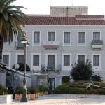 ΒΙΑ ΣΤΗΝ ΠΛ. ΤΡΙΩΝ ΣΥΜΜΑΧΩΝ ΚΑΙ ΕΠΕΜΒΑΣΗ ΤΗΣ ΕΛ.ΑΣ.: Πατέρας έσερνε και χτυπούσε το 7χρονο παιδί του