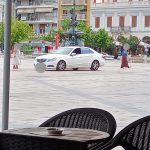 ΔΕΝ ΞΑΝΑΓΙΝΕ: Τι έκανε η Mercedes πάνω στην Πλατεία Γεωργίου;