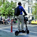 Τα πατίνια επέστρεψαν στους δρόμους και μαζί τα προβλήματα και οι αντιδράσεις