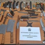 Ασύλληπτος αριθμός σπαθιών, τόξων, μαχαιριών και όπλων εντοπίστηκε σε σπίτι 63χρονου