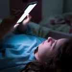 Bed rotting: Ποιοι «σαπίζουν» όλη μέρα στο κρεβάτι – Πώς οι μόδες του TikTok μας χαλούν τον ύπνο